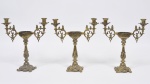 Terno de candelabros para 3 velas em bronze dourado e vinamente cinzelado e filigranado no estilo Luiz XV. Med: 28cm