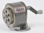 Antigo apontador de lápis a manivela manufatura  Radi em metal prateado com regulador de espessura (No Estado) Med: 14 x 12cm