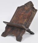 Antigo porta bíblia confeccionada em madeira nobre ricamente entalhado. Med.: 45 x 24cm