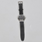 SWATCH - Relógio de pulso masculino a bateria com caixa em aço inox e pulseira em couro preto (sem garantia de funcionamento)