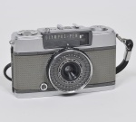 COLECIONISMO - camera fotografica analógica Olympus PEN EE-2 - Lentes 35mm no estojo (Sem garantia de funcionamento) Med: 12 x 7cm