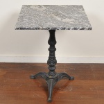 Mesa auxiliar para bar estilo francês com base em pewter cinzelado e tampo quadrado em mármore negro rajado. Med: 60 x 60 x 79cm