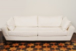 Belíssimo sofá de 2 lugares ao gosto Scapinelli com estrutura em madeira de lei entalhada e torneada e estofamento revestido em tecido creme com almofadas soltas. Med: 220 x 90 x 75cm