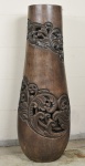 ARTE POPULAR - Grande e extraordinário vaso decorativo executado em tronco de palmeira polido finamente entalhado e filigranado a mão, decoração com acantos e arabescos Ausência de Assinatura. Altura: 191cm - Diâmetro: 60cm