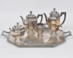 CHRISTOFLE - Serviço para chá e café francês estilo art deco em metal espessurado a prata facetado e cinzelado composto por Bandeja com alça (59 x 41cm) um bule de chá, um bule de café, um açucareiro com tampa e uma leiteira. Total 05 peças - Peças marcadas e numeradas