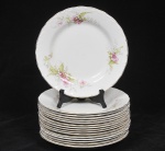 Lote composto por 16 pratos rasos em porcelana inglesa Myott Son & Co, no tom branco decorado em policromia com motivos florais e filetes em ouro. Med: 23cm