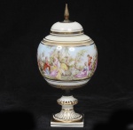 VELHO PARIS - antigo potiche bojudo em porcelana velho paris decorada com cena galante em esmalte e rica douração. Base quadrada, aplicações em metal. Med: 23cm