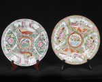 COMPANHIA DAS ÍNDIAS - DINASTIA QING (1644 - 1912) -. Início do Reinado Daoguang (1821 - 1850) - Par de pratos para sobremesa em Porcelana Chinesa, Esmaltes da Família Rosa classificados tipo exportação  Med: 20cm