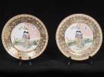 MACAU - Dois pratos em Porcelana de Macau decoração em Esmalte com flores e folhas e galeria central com gueixas.  Med: 23cm