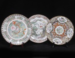 Três pratos em Porcelana chinesa esmaltada com procedências, períodos e decorações diversas.  Med: 23cm