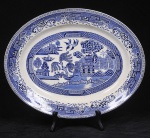 Travessa redonda em porcelana inglesa Francis Pottery blue and white decoração em esmalte com paisagem com pássaros e pagodes. . Med: 32 x 26cm