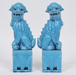 Par de antigos cães de fó em porcelana chinesa no tom azul ricamente esmaltado e vitrificado. Med: 31cm
