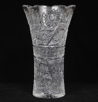 Grande vaso floreira em cristal europeu, lapidado com frisos, estrelas e treliças, Bordas recortadas. (Pequenos bicados nas bordas) 36cm