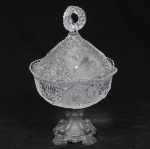 Bomboniere em cristal  europeu ricamente lapidada com geométricos, palmas,  Folhas, e aves em reserva bordas gomadas tampa estilizada base em pewter cinzelado. Altura: 30cm