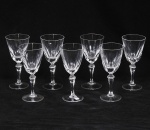 Lote composto por 07 taças para vinho branco em cristal europeu, lapidação dita dedão com fuste facetado. med: 16cm