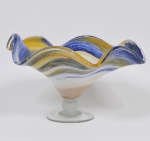 Grande Fruteira em vidro artístico de murano, bojo gomado, nuances e, azul, leitoso e amarelo, base circular. Med: 39 x 23cm