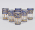 Lote composto por 06 copos para licor em vidro veneziano nos tons azul e dourado decorado com acantos  arabescos. Med: 8cm