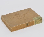 Caixa de charutos em madeira, manufatura Alonso Menendez com 10 charutos embalados unitariamente. Med: 23 x 16 x 4cm