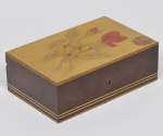 Caixa porta jóias executada em madeira marchetada com tampo decorado com flores. Med: 22 x 14 x 8cm
