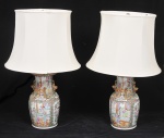 COMPANHIA DAS ÍNDIAS - DINASTIA QING (1644 - 1912) -. Reinado Qianlong(1735 - 1796) - Raríssimo par de vasos floreiras adaptados para abajour em Porcelana Chinesa dito pasta dura, Esmaltes da Família Verde. Haste da luminária em metal dourado para duas lâmpadas, cúpula revestida em tecido. Sem furos ou danos na porcelana. Alt: 35cm (Vasos) 80cm (Total)