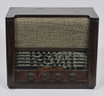 COLECIONISMO - General Eletric - Antigo Rádio a válvulas com caixa em madeira e aplicações em material sintético. (No Estado) Década de 1950 / 1960. Med: 46 x 26 x 40cm