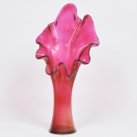 Belo vaso floreira em vidro artístico de murano no tom rubi com bojo gomado. Med: 56cm