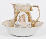 Belíssimo gomil com bacia em porcelana européia ricamente decorada em policromia com texturas e figura feminina com flores em reserva, detalhes gravados a ouro. Med Gomil: 15cm, Med Bacia: 21 x 6cm