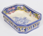 LUIZ SALVADOR -  Travessa ratangular funda ou Centro de mesa em cerâmica esmaltada e vitrificada, decoração com flores, folhas e acantos. Peça Marcada. Med: 41 x 28 x 11cm