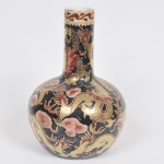 Vaso Floreira bojudo em porcelana chinesa, ricamente esmaltada e dourada, decorada em baixo relevo com dragões e acantos. Med: 36cm