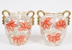 WEISS - Belíssimo par de ânforas em porcelana ricamente esmaltada e dourada, decorada a mão com flores e folhas. Peça marcada Med: 21cm