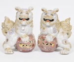 SATZUMA - Extraordinário par de cães de fó em porcelana japonesa esmaltada, vitrificada e dourada, tradicional decoração em baixo relevo com filigranas. (Desgastes do tempo) Med: 18 x 16 x 23cm