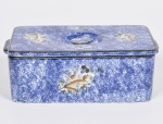 Belíssima caixa retangular com tampa e alças em porcelana esmaltada e vitrificada e decorada com nuances azuis, faixas pretas  e reservas florais. Peça Marcada. Med: 30 x 18 x 11cm