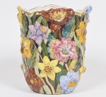 Belíssimo vaso floreira em cerâmica esmaltada, vitrificada e dourada, decorada em alto relevo com flores o rosas. (Pequeno lascado interno) Med: 25 x 20cm