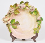 Belíssima travessa redonda em cerâmica esmaltada e policromada, decorada em alto relevo com rosáceas e folhas . Med: 40cm