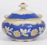 BAVARIA - Schuman - Belíssima bomboniere em porcelana alemã esmaltada, vitrificada e dourada, decoração com flores e folhas. bordas onduladas. Peça marcada Med: 14 x 14cm