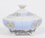 BAVARIA - Belíssima bomboniere em porcelana alemã policromada e gomada, decoração com flores e folhas. bordas onduladas. Pega da tampa em forma de flor Peça marcada Med: 14 x 14cm (No Estado)