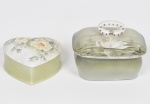 Lote composto por 02 porta jóias em porcelana sendo um da manufatura portuguesa Vista Alegre decorada em esmalte com paisagem com garças e a outra em forma de coração decorada com flores. med do maior: 12 x 9 x 9cm