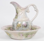 Belíssimo gomil com bacia em porcelana européia ricamente decorada em policromia com flores, folhas, e volutas e acantos em baixo relevo, detalhes em douração. Med Gomil: 35cm, Med Bacia: 39 x 10cm