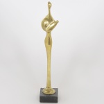 HOLOASSY - Sem título - Escultura em bronze dourado. Peça assinada. Base em granito negro. Med: 42 x 8 x 8cm