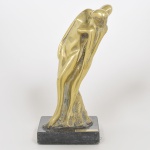 SHEILA ATHAIDE - Casal - Escultura em bronze dourado. Peça assinada. Base em mármore negro rajado. Datado de dezembro de 1997. Med: 34 x 14 x 14cm