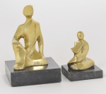 HOLOASSY - Duas esculturas em bronze dourado com base em granito preto sendo a maior assinada e medindo: 15 x 10 x 10cm - Med da manor: 10 x 7 x 7cm