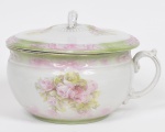 Panela com tampa em porcelana europeia ricamente esmaltada e policromada decorada com motivos florais em reserva e acantos e volutas em baixo relevo. Med: 27 x 24 x 13cm