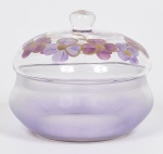 Bomboniere em vidro no tom lilás decorado a mão com flores e folhas com detalhes em douração Med: 15 x 15cm (Pequeno bicado interno na tampa)