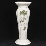 Grande vaso em porcelana europeia esmaltada e vitrificada, decoração em relevo com frisos, flores e folhas. Med: 57cm