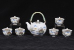 Conjunto oriental para chá em porcelana japonesa, decoração em policromia com paisagem com pagodes. detalhes em dourado. peça marcada na base. Composto por Bule de chá com alça em material sintético e 06 chávenas com tampa