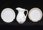 Lote composto por 03 peças em cerâmica branca esmaltada e com resquicios de douração, sendo uma jarra para sucos decorada com borboletas em alto relevo (Discreto bicado) med: 20cm e 02 pratos para sobremesa. Med: 20cm