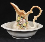Belíssimo gomil com bacia em porcelana européia ricamente decorada em policromia com flores, folhas, gomil com decoração floral em alto relevo, detalhes em douração. (Gomil Adaptado, Bacia com restauros) Med Gomil: 35cm, Med Bacia: 39 x 10cm
