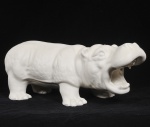 HIPOPÓTAMO - Grande escultura em cerâmica branca. (Pequenas faltas) Med: 60 x 22 x 23cm