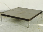 Mesa baixa de centro estilo moderno com estrutura em alumínio revestido em couro no tom caramelo. Med: 100 x 100 x 26cm  (Adquirido na Loja de Móveis de Design Novo Ambiente)