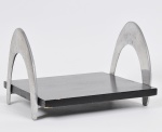 ROSERNBERG DESIGN - Centro de mesa com base em madeira patinada e alças estilizadas em metal prateado. Med: 35 x 30 x 23cm